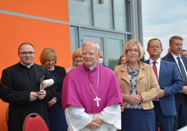 Tłok przy wstędze na otwarciu nowej szkoły. 